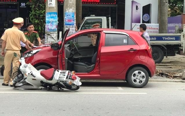 Những lưu ý khi mở cửa xe ô tô để tránh gây tai nạn